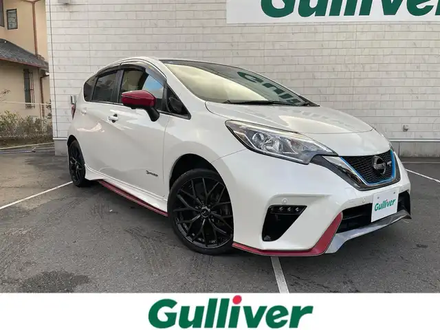 日産 ノート e－パワーニスモ S 静岡県 2020(令2)年 5万km ブリリアントホワイトパール 純正ナビ/（AM/FM/CD/DVD/BT)/フルセグTV/アラウンドビューモニター/バックカメラ/レーダークルーズコントロール/スマートキー/プッシュスタート/デジタルインナーミラー/MOMOシフト（純正積込あり）/レオニス17インチアルミホイール/純正フロアマット/エマージェンシーブレーキ/レーンキープアシスト/横滑り防止装置/LEDヘッドライト/オートマチックハイビーム/保証書
