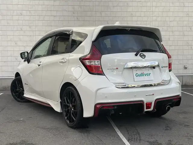 日産 ノート e－パワーニスモ S 静岡県 2020(令2)年 5万km ブリリアントホワイトパール 純正ナビ/（AM/FM/CD/DVD/BT)/フルセグTV/アラウンドビューモニター/バックカメラ/レーダークルーズコントロール/スマートキー/プッシュスタート/デジタルインナーミラー/MOMOシフト（純正積込あり）/レオニス17インチアルミホイール/純正フロアマット/エマージェンシーブレーキ/レーンキープアシスト/横滑り防止装置/LEDヘッドライト/オートマチックハイビーム/保証書
