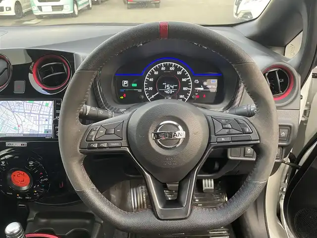 日産 ノート e－パワーニスモ S 静岡県 2020(令2)年 5万km ブリリアントホワイトパール 純正ナビ/（AM/FM/CD/DVD/BT)/フルセグTV/アラウンドビューモニター/バックカメラ/レーダークルーズコントロール/スマートキー/プッシュスタート/デジタルインナーミラー/MOMOシフト（純正積込あり）/レオニス17インチアルミホイール/純正フロアマット/エマージェンシーブレーキ/レーンキープアシスト/横滑り防止装置/LEDヘッドライト/オートマチックハイビーム/保証書