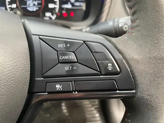 日産 ノート e－パワーニスモ S 静岡県 2020(令2)年 5万km ブリリアントホワイトパール 純正ナビ/（AM/FM/CD/DVD/BT)/フルセグTV/アラウンドビューモニター/バックカメラ/レーダークルーズコントロール/スマートキー/プッシュスタート/デジタルインナーミラー/MOMOシフト（純正積込あり）/レオニス17インチアルミホイール/純正フロアマット/エマージェンシーブレーキ/レーンキープアシスト/横滑り防止装置/LEDヘッドライト/オートマチックハイビーム/保証書