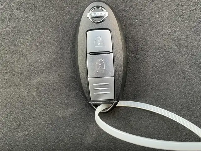 日産 ノート e－パワーニスモ S 静岡県 2020(令2)年 5万km ブリリアントホワイトパール 純正ナビ/（AM/FM/CD/DVD/BT)/フルセグTV/アラウンドビューモニター/バックカメラ/レーダークルーズコントロール/スマートキー/プッシュスタート/デジタルインナーミラー/MOMOシフト（純正積込あり）/レオニス17インチアルミホイール/純正フロアマット/エマージェンシーブレーキ/レーンキープアシスト/横滑り防止装置/LEDヘッドライト/オートマチックハイビーム/保証書