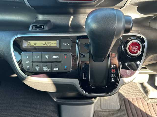 ホンダ Ｎ ＢＯＸ G SSパッケージ 大阪府 2016(平28)年 6.8万km プレミアムホワイトパールⅡ 純正ナビ（フルセグ/Ｂｌｕｅｔｏｏｔｈ/DVD/CD)/両側パワースライドドア　/バックカメラ　/横滑り防止装置　/オートライト　/アイドリングストップ　/社外フロアマット　/純正キセノンライト　/USB入力端子/スペアキー１本　/ビルトインＥＴＣ　/取扱説明書