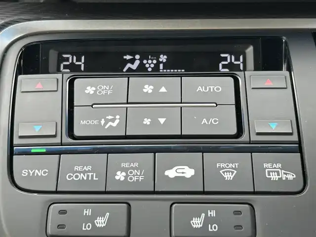 ホンダ ステップワゴン スパーダ クルスピセンシング 兵庫県 2018(平30)年 5.4万km プラチナホワイトパール 純正ナビ/ＥＴＣ/Bluetoothオーディオ/フルセグ/CD／DVD/バックカメラ/ステアリングリモコン/後部座席モニター（フリップダウン）/両側パワースライドドア/シートヒーター/Ｈｏｎｄａセンシング/クルーズコントロール（追従走行あり）/純正フロアマット