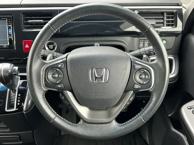 ホンダ ステップワゴン スパーダ クルスピセンシング 兵庫県 2018(平30)年 5.4万km プラチナホワイトパール 純正ナビ/ＥＴＣ/Bluetoothオーディオ/フルセグ/CD／DVD/バックカメラ/ステアリングリモコン/後部座席モニター（フリップダウン）/両側パワースライドドア/シートヒーター/Ｈｏｎｄａセンシング/クルーズコントロール（追従走行あり）/純正フロアマット