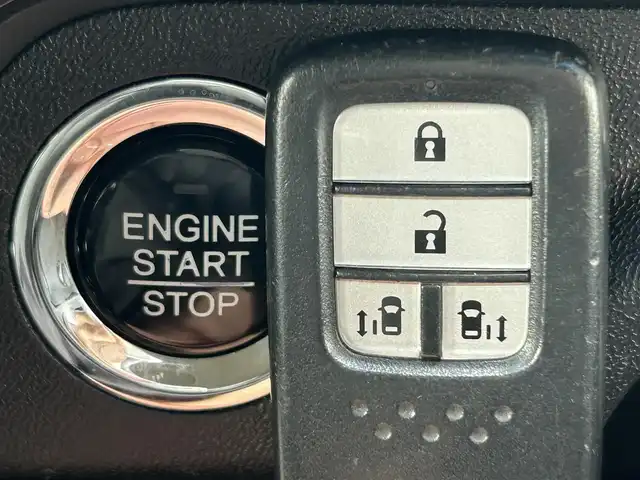 ホンダ ステップワゴン スパーダ クルスピセンシング 兵庫県 2018(平30)年 5.4万km プラチナホワイトパール 純正ナビ/ＥＴＣ/Bluetoothオーディオ/フルセグ/CD／DVD/バックカメラ/ステアリングリモコン/後部座席モニター（フリップダウン）/両側パワースライドドア/シートヒーター/Ｈｏｎｄａセンシング/クルーズコントロール（追従走行あり）/純正フロアマット