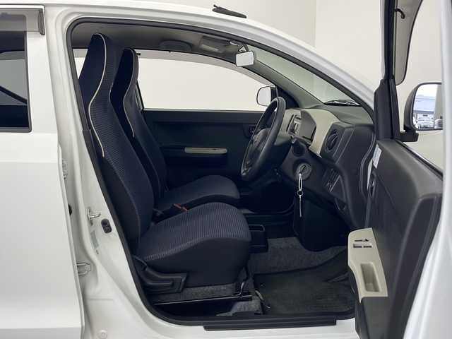 スズキ アルト F 秋田県 2020(令2)年 3.3万km スペリアホワイト 純正オーディオ【AM/FM/CD/AUX】　/運転席シートヒーター　/純正フロアマット　/横滑り防止装置　/ライトレベライザー　/リモコンキー　/スペアキー有り　/サイドバイザー　/純正ホイールキャップ付きサマータイヤ積み込み有り