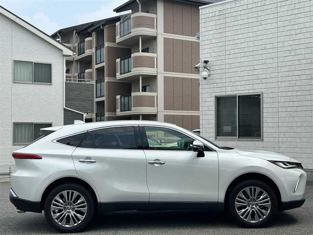 トヨタ ハリアー ハイブリッド Z レザーパッケージ 兵庫県 2020(令2)年 4.8万km ホワイトパールクリスタルシャイン ワンオーナー/純正メーカーナビ/フルセグTV/Bluetooth/FM/AM/JBLサウンドシステム/パノラミックビューモニター/ビルトインETC2.0/デジタルインナーミラー/プリクラッシュセーフティ/レーントレーシングアシスト/ブラインドスポットモニター/レーダークルーズコントロール/リヤクロストラフィックアラート/パーキングサポートブレーキ/ヘッドアップディスプレイ/ロードサインアシスト/オートマチックハイビーム/前後クリアランスソナー/先行車発進告知/ステアリングスイッチ/D/N パワーシート/D/N シートヒーター/D/N エアーシート/ステアリングヒーター/レザーシート/LEDヘッドライト/フォグランプ/オートライト/プッシュスタート/電格ミラー/ISOFIX/革巻きステアリング/純正フロアマット/スペアキー/新車時保証書/取扱説明書