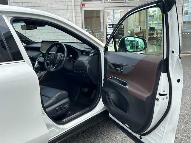 トヨタ ハリアー ハイブリッド Z レザーパッケージ 兵庫県 2020(令2)年 4.8万km ホワイトパールクリスタルシャイン ワンオーナー/純正メーカーナビ/フルセグTV/Bluetooth/FM/AM/JBLサウンドシステム/パノラミックビューモニター/ビルトインETC2.0/デジタルインナーミラー/プリクラッシュセーフティ/レーントレーシングアシスト/ブラインドスポットモニター/レーダークルーズコントロール/リヤクロストラフィックアラート/パーキングサポートブレーキ/ヘッドアップディスプレイ/ロードサインアシスト/オートマチックハイビーム/前後クリアランスソナー/先行車発進告知/ステアリングスイッチ/D/N パワーシート/D/N シートヒーター/D/N エアーシート/ステアリングヒーター/レザーシート/LEDヘッドライト/フォグランプ/オートライト/プッシュスタート/電格ミラー/ISOFIX/革巻きステアリング/純正フロアマット/スペアキー/新車時保証書/取扱説明書