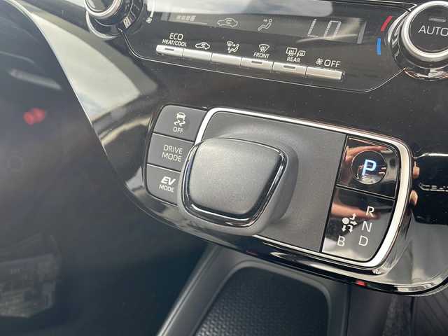 トヨタ アクア X 岩手県 2021(令3)年 1.8万km プラチナホワイトパールマイカ 純正ディスプレイオーディオ/AM/FM/Bluetooth/純正オーディオ/ビルトインETC/衝突被害軽減ブレーキ/レーンキープアシスト/横滑り防止装置/アイドリングストップ/オートライト/オートハイビーム/LEDヘッドライト/スマートキー/プッシュスタート/電動格納ミラー/社外フロアマット/ドアバイザー/保証書/取扱説明書
