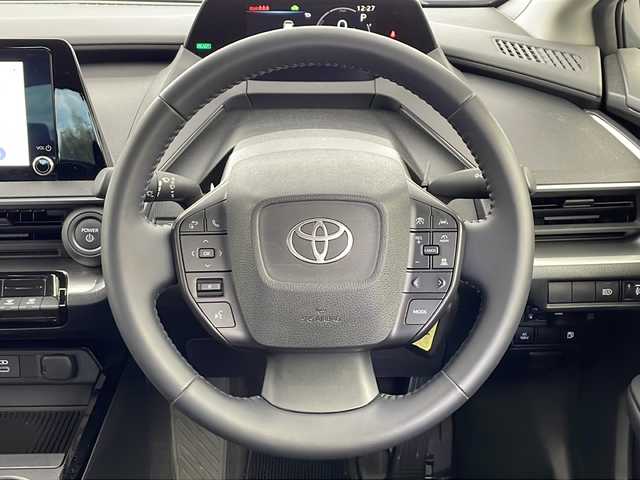 トヨタ プリウス U 愛知県 2024(令6)年 2.7万km グレー 【カラーコード：1M2 マスタに存在しません】//禁煙車//純正ディスプレイオーディオ//フルセグTV//ビルトインETC2.0//前後ドライブレコーダー(DRY-TW7500)//バックカメラ//トヨタセーフティセンス//プリクラッシュセーフティ//LTA+LDA//レーダークルーズ//オートハイビーム//ロードサインアシスト//ドライバー異常時対応システム//プロアクティブドライビングアシスト//発進遅れ告知//パーキングサポートブレーキ//LEDヘッドライト//オートライト//AC100V//純正17インチアルミホイール//純正フロアマット//純正ドアバイザー//プッシュスタート//電動格納ミラーウィンカー//電子パーキングブレーキ//ブレーキホールド//イモビライザー