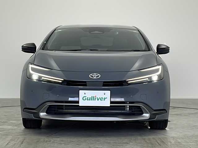 トヨタ プリウス U 愛知県 2024(令6)年 2.7万km グレー 【カラーコード：1M2 マスタに存在しません】//禁煙車//純正ディスプレイオーディオ//フルセグTV//ビルトインETC2.0//前後ドライブレコーダー(DRY-TW7500)//バックカメラ//トヨタセーフティセンス//プリクラッシュセーフティ//LTA+LDA//レーダークルーズ//オートハイビーム//ロードサインアシスト//ドライバー異常時対応システム//プロアクティブドライビングアシスト//発進遅れ告知//パーキングサポートブレーキ//LEDヘッドライト//オートライト//AC100V//純正17インチアルミホイール//純正フロアマット//純正ドアバイザー//プッシュスタート//電動格納ミラーウィンカー//電子パーキングブレーキ//ブレーキホールド//イモビライザー