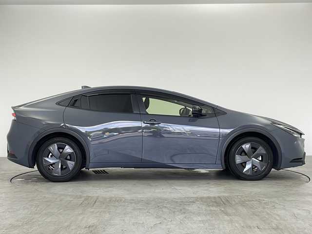 トヨタ プリウス U 愛知県 2024(令6)年 2.7万km グレー 【カラーコード：1M2 マスタに存在しません】//禁煙車//純正ディスプレイオーディオ//フルセグTV//ビルトインETC2.0//前後ドライブレコーダー(DRY-TW7500)//バックカメラ//トヨタセーフティセンス//プリクラッシュセーフティ//LTA+LDA//レーダークルーズ//オートハイビーム//ロードサインアシスト//ドライバー異常時対応システム//プロアクティブドライビングアシスト//発進遅れ告知//パーキングサポートブレーキ//LEDヘッドライト//オートライト//AC100V//純正17インチアルミホイール//純正フロアマット//純正ドアバイザー//プッシュスタート//電動格納ミラーウィンカー//電子パーキングブレーキ//ブレーキホールド//イモビライザー