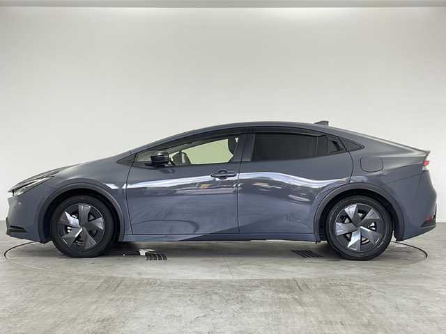 トヨタ プリウス U 愛知県 2024(令6)年 2.7万km グレー 【カラーコード：1M2 マスタに存在しません】//禁煙車//純正ディスプレイオーディオ//フルセグTV//ビルトインETC2.0//前後ドライブレコーダー(DRY-TW7500)//バックカメラ//トヨタセーフティセンス//プリクラッシュセーフティ//LTA+LDA//レーダークルーズ//オートハイビーム//ロードサインアシスト//ドライバー異常時対応システム//プロアクティブドライビングアシスト//発進遅れ告知//パーキングサポートブレーキ//LEDヘッドライト//オートライト//AC100V//純正17インチアルミホイール//純正フロアマット//純正ドアバイザー//プッシュスタート//電動格納ミラーウィンカー//電子パーキングブレーキ//ブレーキホールド//イモビライザー