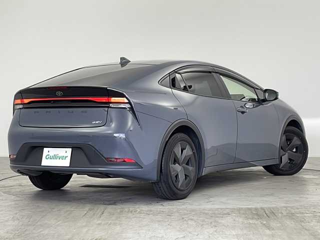 トヨタ プリウス U 愛知県 2024(令6)年 2.7万km グレー 【カラーコード：1M2 マスタに存在しません】//禁煙車//純正ディスプレイオーディオ//フルセグTV//ビルトインETC2.0//前後ドライブレコーダー(DRY-TW7500)//バックカメラ//トヨタセーフティセンス//プリクラッシュセーフティ//LTA+LDA//レーダークルーズ//オートハイビーム//ロードサインアシスト//ドライバー異常時対応システム//プロアクティブドライビングアシスト//発進遅れ告知//パーキングサポートブレーキ//LEDヘッドライト//オートライト//AC100V//純正17インチアルミホイール//純正フロアマット//純正ドアバイザー//プッシュスタート//電動格納ミラーウィンカー//電子パーキングブレーキ//ブレーキホールド//イモビライザー