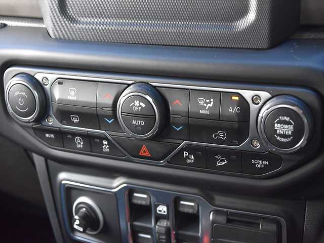 クライスラー・ジープ ジープ ラングラー アンリミテッド スポーツ 和歌山県 2020(令2)年 4.8万km 白 ACC /ディスプレイオーディオ /Apple carPlay /Bカメラ /ダウンヒルコントロール /コーナーセンサー /アイドリングストップ /MTモード付きAT /前後ドライブレコーダー /プッシュスタート /純正17AW /ETC/取扱説明書/保証書/スペアキー