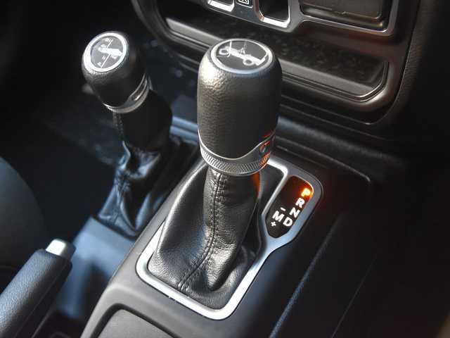 クライスラー・ジープ ジープ ラングラー アンリミテッド スポーツ 和歌山県 2020(令2)年 4.8万km 白 ACC /ディスプレイオーディオ /Apple carPlay /Bカメラ /ダウンヒルコントロール /コーナーセンサー /アイドリングストップ /MTモード付きAT /前後ドライブレコーダー /プッシュスタート /純正17AW /ETC/取扱説明書/保証書/スペアキー