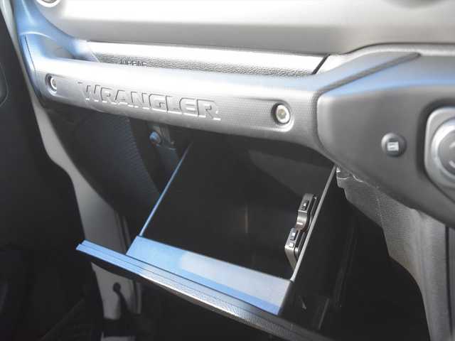 クライスラー・ジープ ジープ ラングラー アンリミテッド スポーツ 和歌山県 2020(令2)年 4.8万km 白 ACC /ディスプレイオーディオ /Apple carPlay /Bカメラ /ダウンヒルコントロール /コーナーセンサー /アイドリングストップ /MTモード付きAT /前後ドライブレコーダー /プッシュスタート /純正17AW /ETC/取扱説明書/保証書/スペアキー