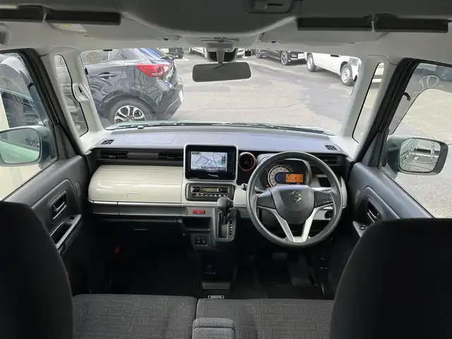 スズキ スペーシア HYBRID X 三重県 2018(平30)年 6.4万km ツールグリーンパールメタリック 4WD/純正ナビ（Bluetooth/DVD/CD/地デジTV/AM/FM/SD）/ETC/両側パワースライドドア/シートヒーター（前席）/スペアキー/セーフティサポート（デュアルセンサーブレーキサポート/誤発進抑制/車線逸脱警報/ふらつき警報/先行車発進お知らせ/ハイビームアシスト/後退時ブレーキサポート/後方誤発進抑制/リアパーキングセンサー）/ブラック内装/光沢アイボリーインパネ加飾/チルトステアリング/オートエアコン/エコクール/リアヒーターダクト/スリムサーキュレーター/ファブリックシート/ボックス付アームレスト(前席中央)/シートリフター(運転席）/ストラップ付左右独立スライドシート（リア）/ロールサンシェード（リアドア）/アクセサリーソケット（後席右側）/ラゲッジルームランプ/後方視界支援ミラー/純正フロアマット