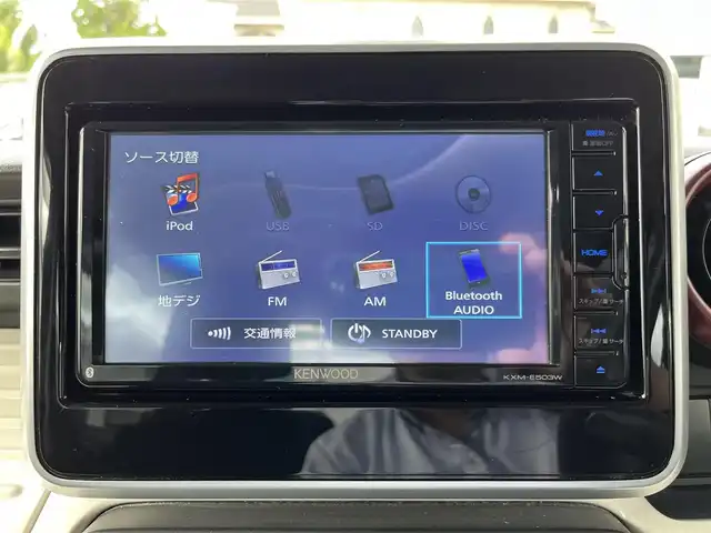スズキ スペーシア HYBRID X 三重県 2018(平30)年 6.4万km ツールグリーンパールメタリック 4WD/純正ナビ（Bluetooth/DVD/CD/地デジTV/AM/FM/SD）/ETC/両側パワースライドドア/シートヒーター（前席）/スペアキー/セーフティサポート（デュアルセンサーブレーキサポート/誤発進抑制/車線逸脱警報/ふらつき警報/先行車発進お知らせ/ハイビームアシスト/後退時ブレーキサポート/後方誤発進抑制/リアパーキングセンサー）/ブラック内装/光沢アイボリーインパネ加飾/チルトステアリング/オートエアコン/エコクール/リアヒーターダクト/スリムサーキュレーター/ファブリックシート/ボックス付アームレスト(前席中央)/シートリフター(運転席）/ストラップ付左右独立スライドシート（リア）/ロールサンシェード（リアドア）/アクセサリーソケット（後席右側）/ラゲッジルームランプ/後方視界支援ミラー/純正フロアマット