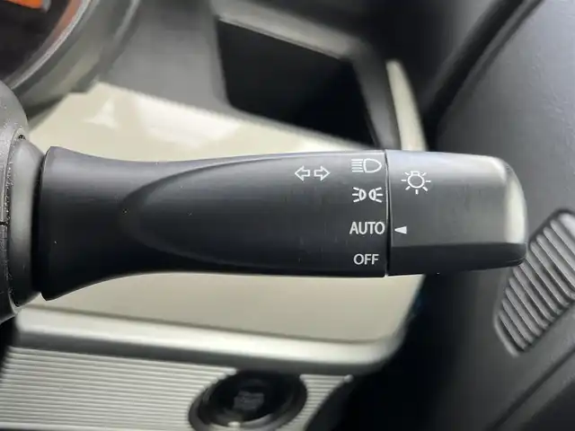 スズキ スペーシア HYBRID X 三重県 2018(平30)年 6.4万km ツールグリーンパールメタリック 4WD/純正ナビ（Bluetooth/DVD/CD/地デジTV/AM/FM/SD）/ETC/両側パワースライドドア/シートヒーター（前席）/スペアキー/セーフティサポート（デュアルセンサーブレーキサポート/誤発進抑制/車線逸脱警報/ふらつき警報/先行車発進お知らせ/ハイビームアシスト/後退時ブレーキサポート/後方誤発進抑制/リアパーキングセンサー）/ブラック内装/光沢アイボリーインパネ加飾/チルトステアリング/オートエアコン/エコクール/リアヒーターダクト/スリムサーキュレーター/ファブリックシート/ボックス付アームレスト(前席中央)/シートリフター(運転席）/ストラップ付左右独立スライドシート（リア）/ロールサンシェード（リアドア）/アクセサリーソケット（後席右側）/ラゲッジルームランプ/後方視界支援ミラー/純正フロアマット