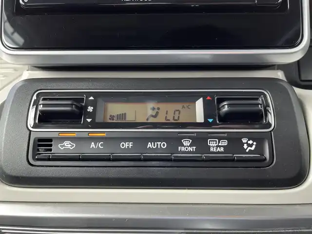 スズキ スペーシア HYBRID X 三重県 2018(平30)年 6.4万km ツールグリーンパールメタリック 4WD/純正ナビ（Bluetooth/DVD/CD/地デジTV/AM/FM/SD）/ETC/両側パワースライドドア/シートヒーター（前席）/スペアキー/セーフティサポート（デュアルセンサーブレーキサポート/誤発進抑制/車線逸脱警報/ふらつき警報/先行車発進お知らせ/ハイビームアシスト/後退時ブレーキサポート/後方誤発進抑制/リアパーキングセンサー）/ブラック内装/光沢アイボリーインパネ加飾/チルトステアリング/オートエアコン/エコクール/リアヒーターダクト/スリムサーキュレーター/ファブリックシート/ボックス付アームレスト(前席中央)/シートリフター(運転席）/ストラップ付左右独立スライドシート（リア）/ロールサンシェード（リアドア）/アクセサリーソケット（後席右側）/ラゲッジルームランプ/後方視界支援ミラー/純正フロアマット
