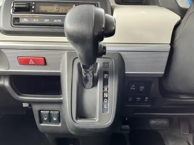 スズキ スペーシア HYBRID X 三重県 2018(平30)年 6.4万km ツールグリーンパールメタリック 4WD/純正ナビ（Bluetooth/DVD/CD/地デジTV/AM/FM/SD）/ETC/両側パワースライドドア/シートヒーター（前席）/スペアキー/セーフティサポート（デュアルセンサーブレーキサポート/誤発進抑制/車線逸脱警報/ふらつき警報/先行車発進お知らせ/ハイビームアシスト/後退時ブレーキサポート/後方誤発進抑制/リアパーキングセンサー）/ブラック内装/光沢アイボリーインパネ加飾/チルトステアリング/オートエアコン/エコクール/リアヒーターダクト/スリムサーキュレーター/ファブリックシート/ボックス付アームレスト(前席中央)/シートリフター(運転席）/ストラップ付左右独立スライドシート（リア）/ロールサンシェード（リアドア）/アクセサリーソケット（後席右側）/ラゲッジルームランプ/後方視界支援ミラー/純正フロアマット
