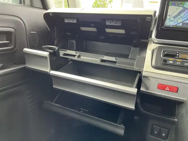 スズキ スペーシア HYBRID X 三重県 2018(平30)年 6.4万km ツールグリーンパールメタリック 4WD/純正ナビ（Bluetooth/DVD/CD/地デジTV/AM/FM/SD）/ETC/両側パワースライドドア/シートヒーター（前席）/スペアキー/セーフティサポート（デュアルセンサーブレーキサポート/誤発進抑制/車線逸脱警報/ふらつき警報/先行車発進お知らせ/ハイビームアシスト/後退時ブレーキサポート/後方誤発進抑制/リアパーキングセンサー）/ブラック内装/光沢アイボリーインパネ加飾/チルトステアリング/オートエアコン/エコクール/リアヒーターダクト/スリムサーキュレーター/ファブリックシート/ボックス付アームレスト(前席中央)/シートリフター(運転席）/ストラップ付左右独立スライドシート（リア）/ロールサンシェード（リアドア）/アクセサリーソケット（後席右側）/ラゲッジルームランプ/後方視界支援ミラー/純正フロアマット
