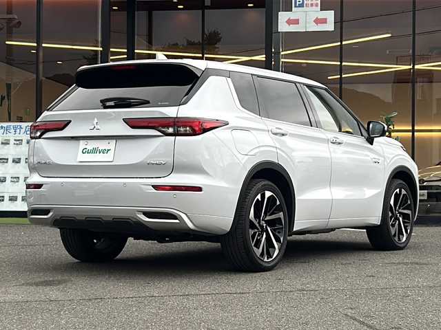 三菱 アウトランダー ＰＨＥＶ P 大阪府 2023(令5)年 0.8万km ホワイトダイヤモンド ｅ－Ａｓｓｉｓｔ　サンルーフ　ＢＯＳＥ　純正ナビ　全周囲カメラ　フルセグＴＶ　ＢＴ　レザーシート　パワーシート　シートメモリ　シートヒーター　ステアリングヒーター　ＡＣ１５００Ｗ　レーダークルコン　RCTA　S-AWC　ASC　HUD　パワーバックドア　デュアルエアコン　置くだけ充電　ETC　LEDヘッドライト　プッシュスタート　スマートキー　純正アルミホイール　純正フロアマットパドルシフト　スペアキー