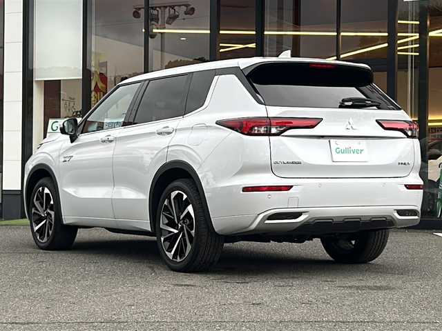 三菱 アウトランダー ＰＨＥＶ P 大阪府 2023(令5)年 0.8万km ホワイトダイヤモンド ｅ－Ａｓｓｉｓｔ　サンルーフ　ＢＯＳＥ　純正ナビ　全周囲カメラ　フルセグＴＶ　ＢＴ　レザーシート　パワーシート　シートメモリ　シートヒーター　ステアリングヒーター　ＡＣ１５００Ｗ　レーダークルコン　RCTA　S-AWC　ASC　HUD　パワーバックドア　デュアルエアコン　置くだけ充電　ETC　LEDヘッドライト　プッシュスタート　スマートキー　純正アルミホイール　純正フロアマットパドルシフト　スペアキー