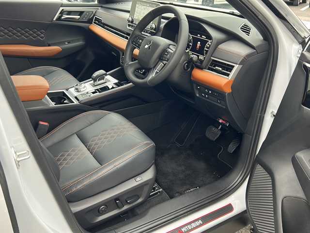 三菱 アウトランダー ＰＨＥＶ P 大阪府 2023(令5)年 0.8万km ホワイトダイヤモンド ｅ－Ａｓｓｉｓｔ　サンルーフ　ＢＯＳＥ　純正ナビ　全周囲カメラ　フルセグＴＶ　ＢＴ　レザーシート　パワーシート　シートメモリ　シートヒーター　ステアリングヒーター　ＡＣ１５００Ｗ　レーダークルコン　RCTA　S-AWC　ASC　HUD　パワーバックドア　デュアルエアコン　置くだけ充電　ETC　LEDヘッドライト　プッシュスタート　スマートキー　純正アルミホイール　純正フロアマットパドルシフト　スペアキー