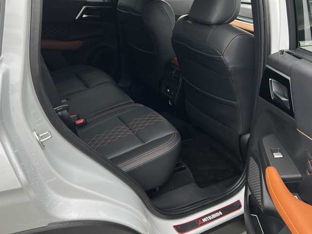 三菱 アウトランダー ＰＨＥＶ P 大阪府 2023(令5)年 0.8万km ホワイトダイヤモンド ｅ－Ａｓｓｉｓｔ　サンルーフ　ＢＯＳＥ　純正ナビ　全周囲カメラ　フルセグＴＶ　ＢＴ　レザーシート　パワーシート　シートメモリ　シートヒーター　ステアリングヒーター　ＡＣ１５００Ｗ　レーダークルコン　RCTA　S-AWC　ASC　HUD　パワーバックドア　デュアルエアコン　置くだけ充電　ETC　LEDヘッドライト　プッシュスタート　スマートキー　純正アルミホイール　純正フロアマットパドルシフト　スペアキー