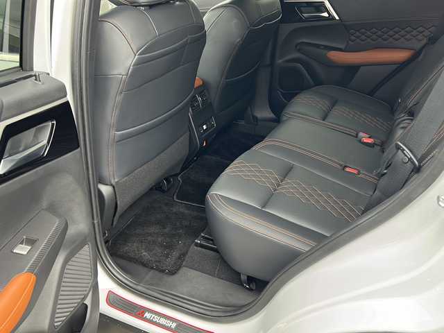 三菱 アウトランダー ＰＨＥＶ P 大阪府 2023(令5)年 0.8万km ホワイトダイヤモンド ｅ－Ａｓｓｉｓｔ　サンルーフ　ＢＯＳＥ　純正ナビ　全周囲カメラ　フルセグＴＶ　ＢＴ　レザーシート　パワーシート　シートメモリ　シートヒーター　ステアリングヒーター　ＡＣ１５００Ｗ　レーダークルコン　RCTA　S-AWC　ASC　HUD　パワーバックドア　デュアルエアコン　置くだけ充電　ETC　LEDヘッドライト　プッシュスタート　スマートキー　純正アルミホイール　純正フロアマットパドルシフト　スペアキー