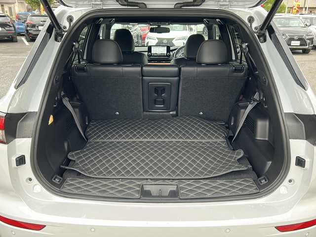 三菱 アウトランダー ＰＨＥＶ P 大阪府 2023(令5)年 0.8万km ホワイトダイヤモンド ｅ－Ａｓｓｉｓｔ　サンルーフ　ＢＯＳＥ　純正ナビ　全周囲カメラ　フルセグＴＶ　ＢＴ　レザーシート　パワーシート　シートメモリ　シートヒーター　ステアリングヒーター　ＡＣ１５００Ｗ　レーダークルコン　RCTA　S-AWC　ASC　HUD　パワーバックドア　デュアルエアコン　置くだけ充電　ETC　LEDヘッドライト　プッシュスタート　スマートキー　純正アルミホイール　純正フロアマットパドルシフト　スペアキー