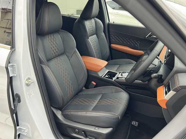 三菱 アウトランダー ＰＨＥＶ P 大阪府 2023(令5)年 0.8万km ホワイトダイヤモンド ｅ－Ａｓｓｉｓｔ　サンルーフ　ＢＯＳＥ　純正ナビ　全周囲カメラ　フルセグＴＶ　ＢＴ　レザーシート　パワーシート　シートメモリ　シートヒーター　ステアリングヒーター　ＡＣ１５００Ｗ　レーダークルコン　RCTA　S-AWC　ASC　HUD　パワーバックドア　デュアルエアコン　置くだけ充電　ETC　LEDヘッドライト　プッシュスタート　スマートキー　純正アルミホイール　純正フロアマットパドルシフト　スペアキー