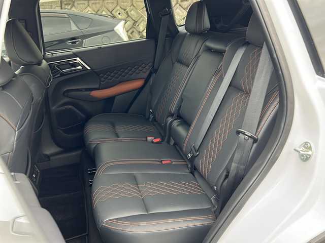 三菱 アウトランダー ＰＨＥＶ P 大阪府 2023(令5)年 0.8万km ホワイトダイヤモンド ｅ－Ａｓｓｉｓｔ　サンルーフ　ＢＯＳＥ　純正ナビ　全周囲カメラ　フルセグＴＶ　ＢＴ　レザーシート　パワーシート　シートメモリ　シートヒーター　ステアリングヒーター　ＡＣ１５００Ｗ　レーダークルコン　RCTA　S-AWC　ASC　HUD　パワーバックドア　デュアルエアコン　置くだけ充電　ETC　LEDヘッドライト　プッシュスタート　スマートキー　純正アルミホイール　純正フロアマットパドルシフト　スペアキー