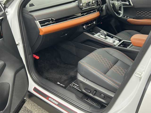 三菱 アウトランダー ＰＨＥＶ P 大阪府 2023(令5)年 0.8万km ホワイトダイヤモンド ｅ－Ａｓｓｉｓｔ　サンルーフ　ＢＯＳＥ　純正ナビ　全周囲カメラ　フルセグＴＶ　ＢＴ　レザーシート　パワーシート　シートメモリ　シートヒーター　ステアリングヒーター　ＡＣ１５００Ｗ　レーダークルコン　RCTA　S-AWC　ASC　HUD　パワーバックドア　デュアルエアコン　置くだけ充電　ETC　LEDヘッドライト　プッシュスタート　スマートキー　純正アルミホイール　純正フロアマットパドルシフト　スペアキー