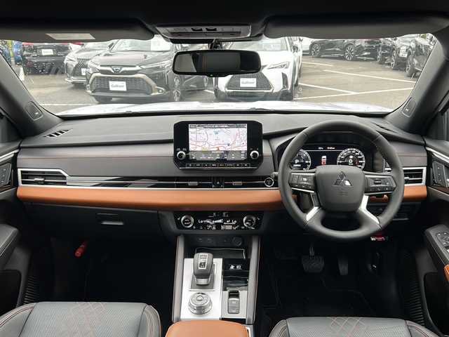 三菱 アウトランダー ＰＨＥＶ P 大阪府 2023(令5)年 0.8万km ホワイトダイヤモンド ｅ－Ａｓｓｉｓｔ　サンルーフ　ＢＯＳＥ　純正ナビ　全周囲カメラ　フルセグＴＶ　ＢＴ　レザーシート　パワーシート　シートメモリ　シートヒーター　ステアリングヒーター　ＡＣ１５００Ｗ　レーダークルコン　RCTA　S-AWC　ASC　HUD　パワーバックドア　デュアルエアコン　置くだけ充電　ETC　LEDヘッドライト　プッシュスタート　スマートキー　純正アルミホイール　純正フロアマットパドルシフト　スペアキー