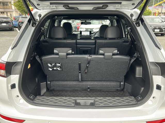 三菱 アウトランダー ＰＨＥＶ P 大阪府 2023(令5)年 0.8万km ホワイトダイヤモンド ｅ－Ａｓｓｉｓｔ　サンルーフ　ＢＯＳＥ　純正ナビ　全周囲カメラ　フルセグＴＶ　ＢＴ　レザーシート　パワーシート　シートメモリ　シートヒーター　ステアリングヒーター　ＡＣ１５００Ｗ　レーダークルコン　RCTA　S-AWC　ASC　HUD　パワーバックドア　デュアルエアコン　置くだけ充電　ETC　LEDヘッドライト　プッシュスタート　スマートキー　純正アルミホイール　純正フロアマットパドルシフト　スペアキー