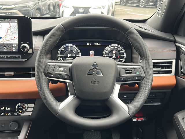 三菱 アウトランダー ＰＨＥＶ P 大阪府 2023(令5)年 0.8万km ホワイトダイヤモンド ｅ－Ａｓｓｉｓｔ　サンルーフ　ＢＯＳＥ　純正ナビ　全周囲カメラ　フルセグＴＶ　ＢＴ　レザーシート　パワーシート　シートメモリ　シートヒーター　ステアリングヒーター　ＡＣ１５００Ｗ　レーダークルコン　RCTA　S-AWC　ASC　HUD　パワーバックドア　デュアルエアコン　置くだけ充電　ETC　LEDヘッドライト　プッシュスタート　スマートキー　純正アルミホイール　純正フロアマットパドルシフト　スペアキー