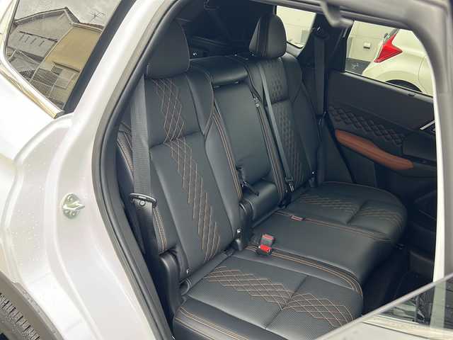 三菱 アウトランダー ＰＨＥＶ P 大阪府 2023(令5)年 0.8万km ホワイトダイヤモンド ｅ－Ａｓｓｉｓｔ　サンルーフ　ＢＯＳＥ　純正ナビ　全周囲カメラ　フルセグＴＶ　ＢＴ　レザーシート　パワーシート　シートメモリ　シートヒーター　ステアリングヒーター　ＡＣ１５００Ｗ　レーダークルコン　RCTA　S-AWC　ASC　HUD　パワーバックドア　デュアルエアコン　置くだけ充電　ETC　LEDヘッドライト　プッシュスタート　スマートキー　純正アルミホイール　純正フロアマットパドルシフト　スペアキー