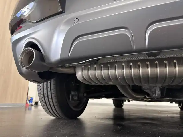 ＢＭＷ Ｘ２ xDrive20i 三重県 2018(平30)年 1.6万km スパークリングストームブリリアントエフェクト プレミアムガソリン・ターボ/xDrive（4WD）/MTモード付フロア8AT（DCT）/8インチ iDriveナビ/（FM/AM/HDDREC/CD/DVD/Bluetooth/USB）/リヤビューカメラ（予想進路表示機能付）/ドライブレコーダー 前後/ETC（ミラー内蔵・ITSスポット対応・DSRC車載器）/【OP】電動パノラマガラスサンルーフ/安全/●ドライビング・アシスト/・レーンディパーチャーウォーニング（車線逸脱警告システム）/・前車接近警告機能/・衝突回避・被害軽減ブレーキ/●【OP】ドライビング・アシスト・プラス/・アクティブクルーズコントロール（ストップ＆ゴー機能付）/●ヒルディセントコントロール/●パーキングアシスト/●パークディスタンスコントロール（フロント・リヤ）/装備/・【OP】BMWヘッドアップディスプレイ/・オートマチックテールゲートオペレーション（開閉）/・シートヒーター（D/N）/・電動サイドサポート付スポーツシート/・左右独立オートエアコン/・オートライト/・LEDヘッドライト/・前後フォグライト/・レインセンサー（オートワイパー）/・パドルシフト/・純正19inAW/・保/取/ナビ取/など