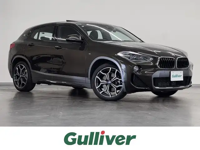 ＢＭＷ Ｘ２ xDrive20i 三重県 2018(平30)年 1.6万km スパークリングストームブリリアントエフェクト プレミアムガソリン・ターボ/xDrive（4WD）/MTモード付フロア8AT（DCT）/8インチ iDriveナビ/（FM/AM/HDDREC/CD/DVD/Bluetooth/USB）/リヤビューカメラ（予想進路表示機能付）/ドライブレコーダー 前後/ETC（ミラー内蔵・ITSスポット対応・DSRC車載器）/【OP】電動パノラマガラスサンルーフ/安全/●ドライビング・アシスト/・レーンディパーチャーウォーニング（車線逸脱警告システム）/・前車接近警告機能/・衝突回避・被害軽減ブレーキ/●【OP】ドライビング・アシスト・プラス/・アクティブクルーズコントロール（ストップ＆ゴー機能付）/●ヒルディセントコントロール/●パーキングアシスト/●パークディスタンスコントロール（フロント・リヤ）/装備/・【OP】BMWヘッドアップディスプレイ/・オートマチックテールゲートオペレーション（開閉）/・シートヒーター（D/N）/・電動サイドサポート付スポーツシート/・左右独立オートエアコン/・オートライト/・LEDヘッドライト/・前後フォグライト/・レインセンサー（オートワイパー）/・パドルシフト/・純正19inAW/・保/取/ナビ取/など