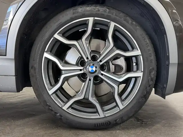 ＢＭＷ Ｘ２ xDrive20i 三重県 2018(平30)年 1.6万km スパークリングストームブリリアントエフェクト プレミアムガソリン・ターボ/xDrive（4WD）/MTモード付フロア8AT（DCT）/8インチ iDriveナビ/（FM/AM/HDDREC/CD/DVD/Bluetooth/USB）/リヤビューカメラ（予想進路表示機能付）/ドライブレコーダー 前後/ETC（ミラー内蔵・ITSスポット対応・DSRC車載器）/【OP】電動パノラマガラスサンルーフ/安全/●ドライビング・アシスト/・レーンディパーチャーウォーニング（車線逸脱警告システム）/・前車接近警告機能/・衝突回避・被害軽減ブレーキ/●【OP】ドライビング・アシスト・プラス/・アクティブクルーズコントロール（ストップ＆ゴー機能付）/●ヒルディセントコントロール/●パーキングアシスト/●パークディスタンスコントロール（フロント・リヤ）/装備/・【OP】BMWヘッドアップディスプレイ/・オートマチックテールゲートオペレーション（開閉）/・シートヒーター（D/N）/・電動サイドサポート付スポーツシート/・左右独立オートエアコン/・オートライト/・LEDヘッドライト/・前後フォグライト/・レインセンサー（オートワイパー）/・パドルシフト/・純正19inAW/・保/取/ナビ取/など