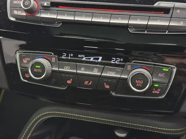 ＢＭＷ Ｘ２ xDrive20i 三重県 2018(平30)年 1.6万km スパークリングストームブリリアントエフェクト プレミアムガソリン・ターボ/xDrive（4WD）/MTモード付フロア8AT（DCT）/8インチ iDriveナビ/（FM/AM/HDDREC/CD/DVD/Bluetooth/USB）/リヤビューカメラ（予想進路表示機能付）/ドライブレコーダー 前後/ETC（ミラー内蔵・ITSスポット対応・DSRC車載器）/【OP】電動パノラマガラスサンルーフ/安全/●ドライビング・アシスト/・レーンディパーチャーウォーニング（車線逸脱警告システム）/・前車接近警告機能/・衝突回避・被害軽減ブレーキ/●【OP】ドライビング・アシスト・プラス/・アクティブクルーズコントロール（ストップ＆ゴー機能付）/●ヒルディセントコントロール/●パーキングアシスト/●パークディスタンスコントロール（フロント・リヤ）/装備/・【OP】BMWヘッドアップディスプレイ/・オートマチックテールゲートオペレーション（開閉）/・シートヒーター（D/N）/・電動サイドサポート付スポーツシート/・左右独立オートエアコン/・オートライト/・LEDヘッドライト/・前後フォグライト/・レインセンサー（オートワイパー）/・パドルシフト/・純正19inAW/・保/取/ナビ取/など