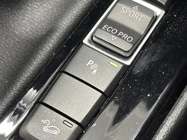 ＢＭＷ Ｘ２ xDrive20i 三重県 2018(平30)年 1.6万km スパークリングストームブリリアントエフェクト プレミアムガソリン・ターボ/xDrive（4WD）/MTモード付フロア8AT（DCT）/8インチ iDriveナビ/（FM/AM/HDDREC/CD/DVD/Bluetooth/USB）/リヤビューカメラ（予想進路表示機能付）/ドライブレコーダー 前後/ETC（ミラー内蔵・ITSスポット対応・DSRC車載器）/【OP】電動パノラマガラスサンルーフ/安全/●ドライビング・アシスト/・レーンディパーチャーウォーニング（車線逸脱警告システム）/・前車接近警告機能/・衝突回避・被害軽減ブレーキ/●【OP】ドライビング・アシスト・プラス/・アクティブクルーズコントロール（ストップ＆ゴー機能付）/●ヒルディセントコントロール/●パーキングアシスト/●パークディスタンスコントロール（フロント・リヤ）/装備/・【OP】BMWヘッドアップディスプレイ/・オートマチックテールゲートオペレーション（開閉）/・シートヒーター（D/N）/・電動サイドサポート付スポーツシート/・左右独立オートエアコン/・オートライト/・LEDヘッドライト/・前後フォグライト/・レインセンサー（オートワイパー）/・パドルシフト/・純正19inAW/・保/取/ナビ取/など