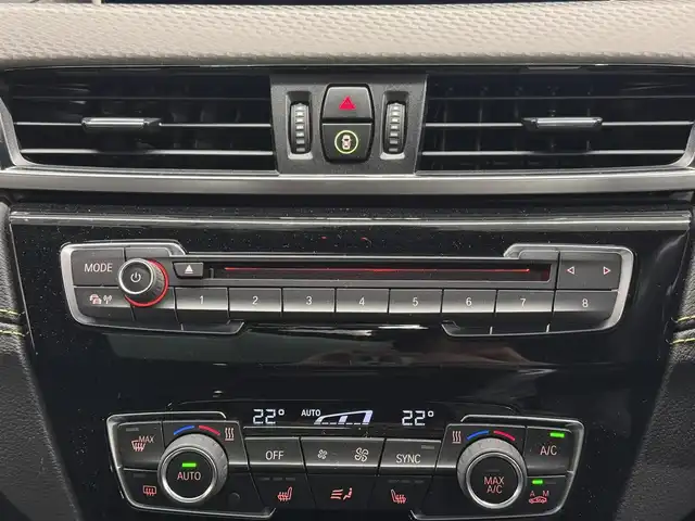 ＢＭＷ Ｘ２ xDrive20i 三重県 2018(平30)年 1.6万km スパークリングストームブリリアントエフェクト プレミアムガソリン・ターボ/xDrive（4WD）/MTモード付フロア8AT（DCT）/8インチ iDriveナビ/（FM/AM/HDDREC/CD/DVD/Bluetooth/USB）/リヤビューカメラ（予想進路表示機能付）/ドライブレコーダー 前後/ETC（ミラー内蔵・ITSスポット対応・DSRC車載器）/【OP】電動パノラマガラスサンルーフ/安全/●ドライビング・アシスト/・レーンディパーチャーウォーニング（車線逸脱警告システム）/・前車接近警告機能/・衝突回避・被害軽減ブレーキ/●【OP】ドライビング・アシスト・プラス/・アクティブクルーズコントロール（ストップ＆ゴー機能付）/●ヒルディセントコントロール/●パーキングアシスト/●パークディスタンスコントロール（フロント・リヤ）/装備/・【OP】BMWヘッドアップディスプレイ/・オートマチックテールゲートオペレーション（開閉）/・シートヒーター（D/N）/・電動サイドサポート付スポーツシート/・左右独立オートエアコン/・オートライト/・LEDヘッドライト/・前後フォグライト/・レインセンサー（オートワイパー）/・パドルシフト/・純正19inAW/・保/取/ナビ取/など