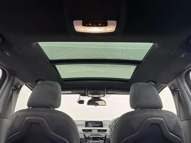 ＢＭＷ Ｘ２ xDrive20i 三重県 2018(平30)年 1.6万km スパークリングストームブリリアントエフェクト プレミアムガソリン・ターボ/xDrive（4WD）/MTモード付フロア8AT（DCT）/8インチ iDriveナビ/（FM/AM/HDDREC/CD/DVD/Bluetooth/USB）/リヤビューカメラ（予想進路表示機能付）/ドライブレコーダー 前後/ETC（ミラー内蔵・ITSスポット対応・DSRC車載器）/【OP】電動パノラマガラスサンルーフ/安全/●ドライビング・アシスト/・レーンディパーチャーウォーニング（車線逸脱警告システム）/・前車接近警告機能/・衝突回避・被害軽減ブレーキ/●【OP】ドライビング・アシスト・プラス/・アクティブクルーズコントロール（ストップ＆ゴー機能付）/●ヒルディセントコントロール/●パーキングアシスト/●パークディスタンスコントロール（フロント・リヤ）/装備/・【OP】BMWヘッドアップディスプレイ/・オートマチックテールゲートオペレーション（開閉）/・シートヒーター（D/N）/・電動サイドサポート付スポーツシート/・左右独立オートエアコン/・オートライト/・LEDヘッドライト/・前後フォグライト/・レインセンサー（オートワイパー）/・パドルシフト/・純正19inAW/・保/取/ナビ取/など