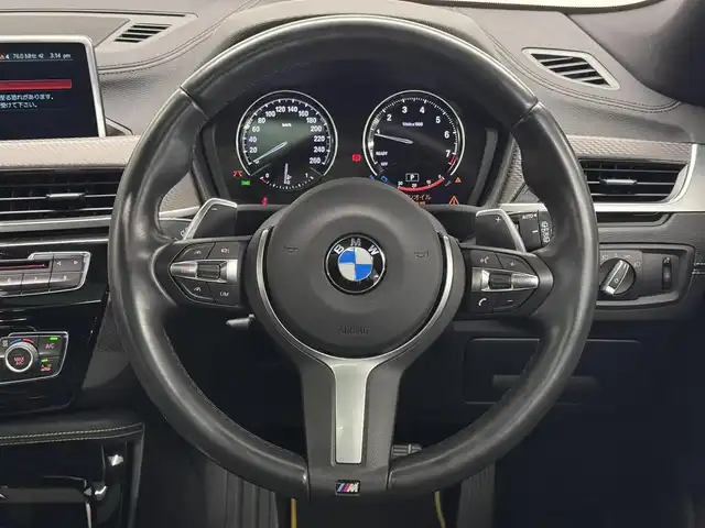 ＢＭＷ Ｘ２ xDrive20i 三重県 2018(平30)年 1.6万km スパークリングストームブリリアントエフェクト プレミアムガソリン・ターボ/xDrive（4WD）/MTモード付フロア8AT（DCT）/8インチ iDriveナビ/（FM/AM/HDDREC/CD/DVD/Bluetooth/USB）/リヤビューカメラ（予想進路表示機能付）/ドライブレコーダー 前後/ETC（ミラー内蔵・ITSスポット対応・DSRC車載器）/【OP】電動パノラマガラスサンルーフ/安全/●ドライビング・アシスト/・レーンディパーチャーウォーニング（車線逸脱警告システム）/・前車接近警告機能/・衝突回避・被害軽減ブレーキ/●【OP】ドライビング・アシスト・プラス/・アクティブクルーズコントロール（ストップ＆ゴー機能付）/●ヒルディセントコントロール/●パーキングアシスト/●パークディスタンスコントロール（フロント・リヤ）/装備/・【OP】BMWヘッドアップディスプレイ/・オートマチックテールゲートオペレーション（開閉）/・シートヒーター（D/N）/・電動サイドサポート付スポーツシート/・左右独立オートエアコン/・オートライト/・LEDヘッドライト/・前後フォグライト/・レインセンサー（オートワイパー）/・パドルシフト/・純正19inAW/・保/取/ナビ取/など