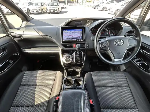 トヨタ ヴォクシー ZS 煌Ⅱ 岡山県 2019(令1)年 4万km イナズマスパーキングブラックガラスフレーク 後席モニター/WAC　/ETC/衝突軽減システム　/純正アルミホイール　/クルーズコントロール　/アイドリングストップ　/MTモード付AT　/レーンキープアシスト　/横滑り防止装置　/オートマチックハイビーム