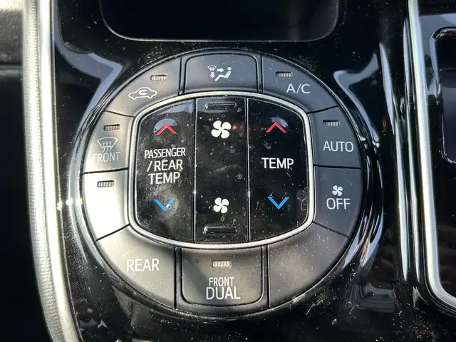 トヨタ ヴォクシー ZS 煌Ⅱ 岡山県 2019(令1)年 4万km イナズマスパーキングブラックガラスフレーク 後席モニター/WAC　/ETC/衝突軽減システム　/純正アルミホイール　/クルーズコントロール　/アイドリングストップ　/MTモード付AT　/レーンキープアシスト　/横滑り防止装置　/オートマチックハイビーム